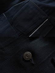 製品画像: ヘビーウェイト硫化染めブラックデニムワークジャケット
詳細画像: 真鍮リベットとカスタムレザーパッチのディテール