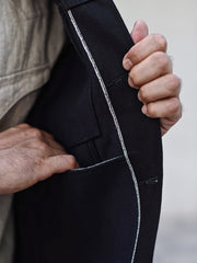 製品画像: ヘビーウェイト硫化染めブラックデニムワークジャケット
詳細画像: 真鍮リベットとカスタムレザーパッチのディテール