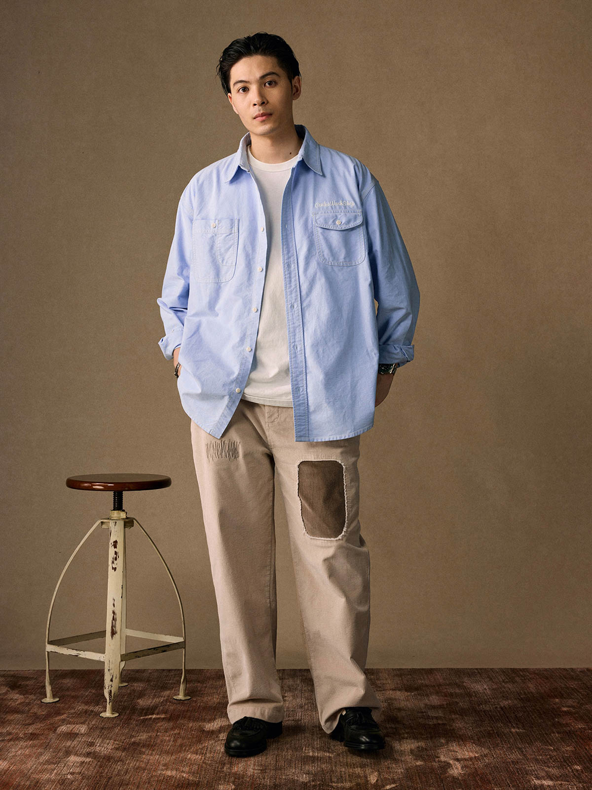 モデルが着用したツール刺繍 ワークシャツのスタイリング