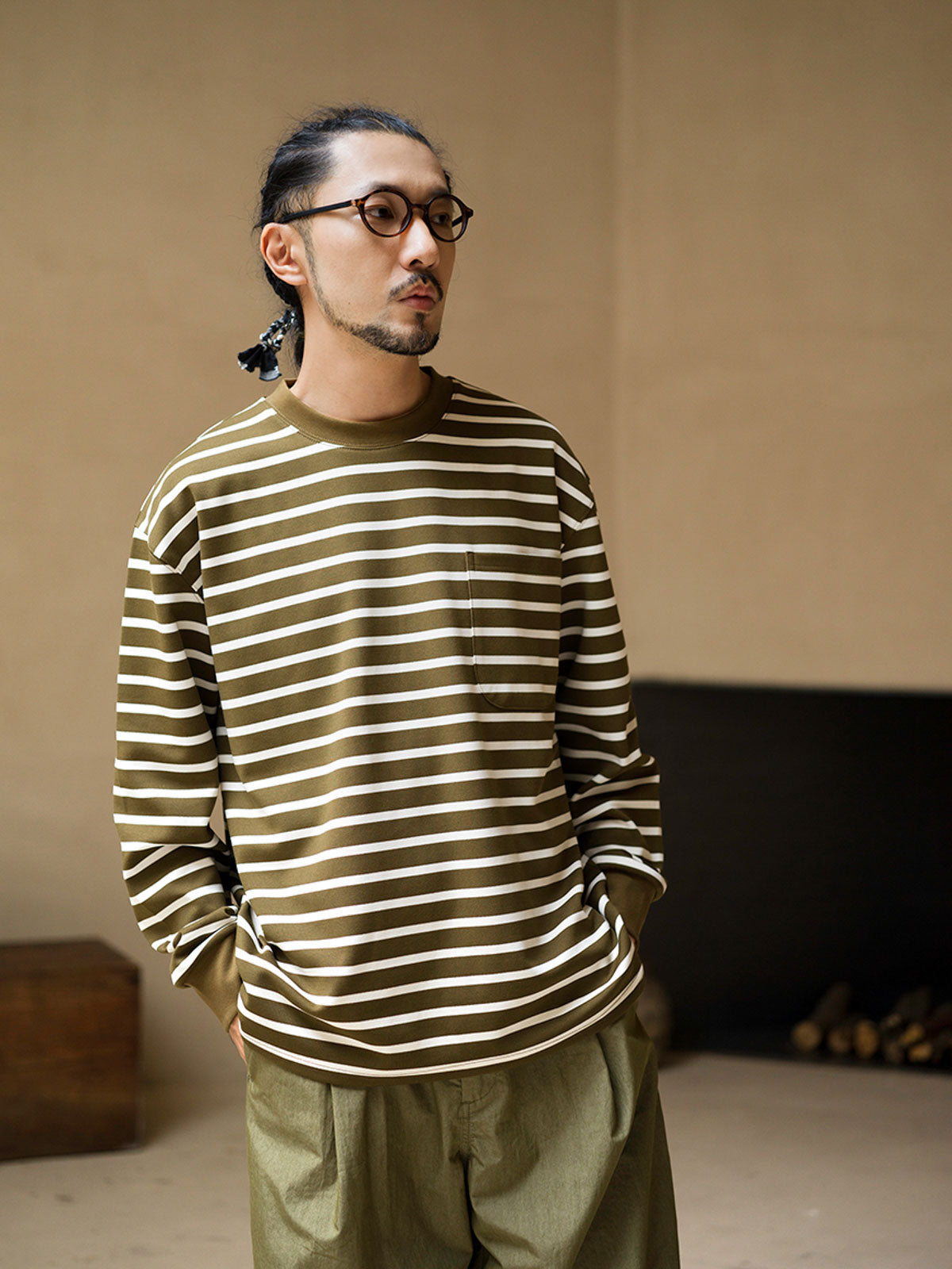 モデルが着用するヴィンテージストライプ長袖Tシャツ