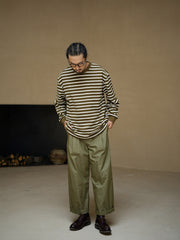 モデルが着用するヴィンテージストライプ長袖Tシャツ