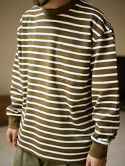 胸ポケットとネックラインのステッチディテール展示