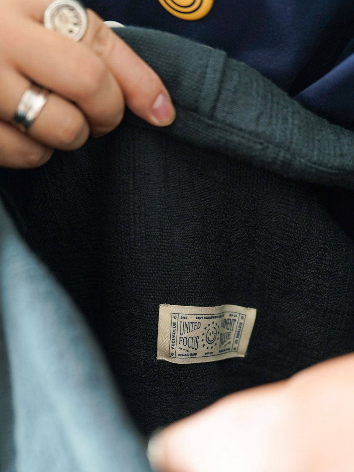 テクスチャー感 ビッグ キャパシティ ショルダーバッグの内部ディテール