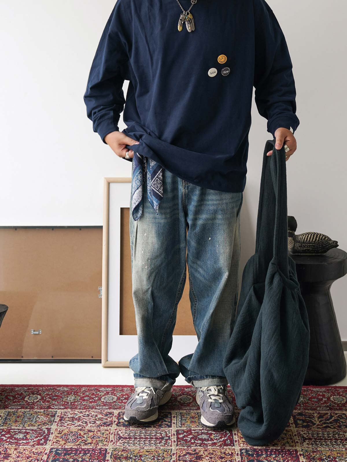 テクスチャー感 ビッグ キャパシティ ショルダーバッグを使用している様子