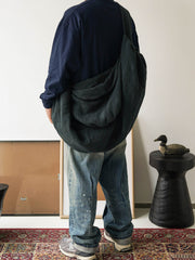 テクスチャー感 ビッグ キャパシティ ショルダーバッグを使用している様子