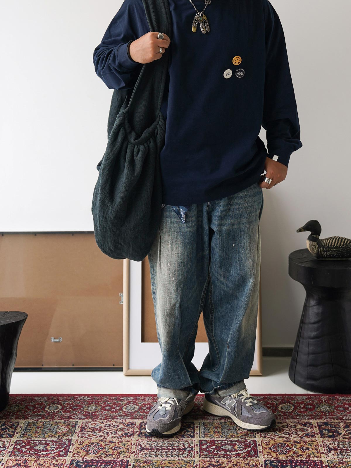 テクスチャー感 ビッグ キャパシティ ショルダーバッグを使用している様子