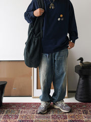 テクスチャー感 ビッグ キャパシティ ショルダーバッグを使用している様子