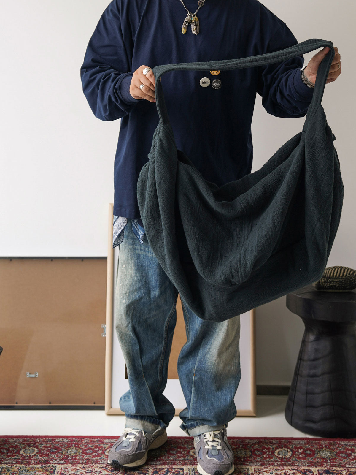 テクスチャー感 ビッグ キャパシティ ショルダーバッグを使用している様子