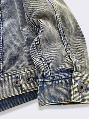 製品画像: 抜染加工ヴィンテージデニムジャケット、100%コットン、クラシックデザイン
詳細画像: 銅製ボタンとストレートヘムの抜染デニムジャケットのディテール特写