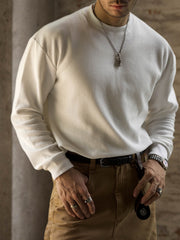 詳細画像: ワッフル生地のディテールとシルケット加工の質感を強調した特写
モデル画像: ワッフルクルーネック カジュアルTシャツを着用したモデルのカジュアルコーディネート