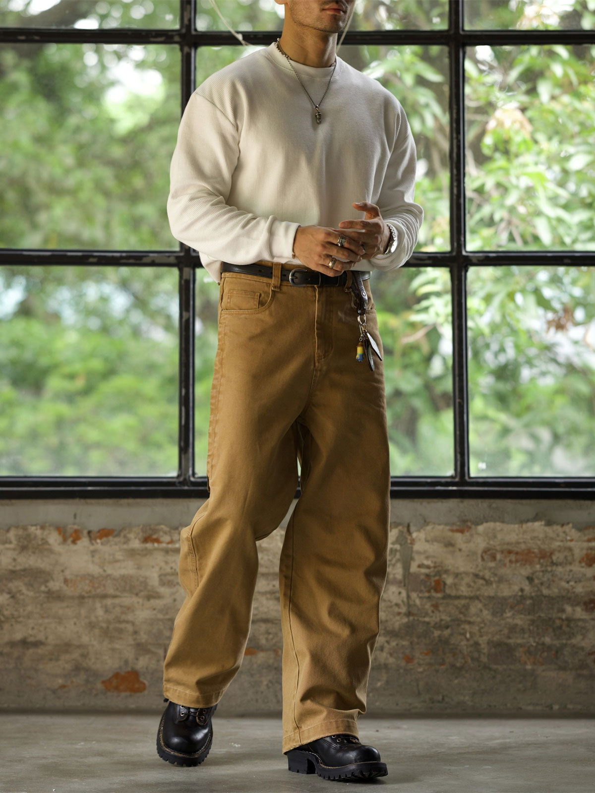 詳細画像: ワッフル生地のディテールとシルケット加工の質感を強調した特写
モデル画像: ワッフルクルーネック カジュアルTシャツを着用したモデルのカジュアルコーディネート