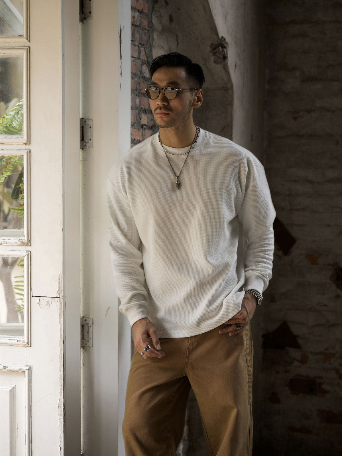 詳細画像: ワッフル生地のディテールとシルケット加工の質感を強調した特写
モデル画像: ワッフルクルーネック カジュアルTシャツを着用したモデルのカジュアルコーディネート
