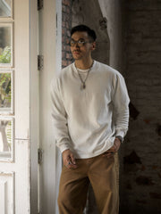 詳細画像: ワッフル生地のディテールとシルケット加工の質感を強調した特写
モデル画像: ワッフルクルーネック カジュアルTシャツを着用したモデルのカジュアルコーディネート