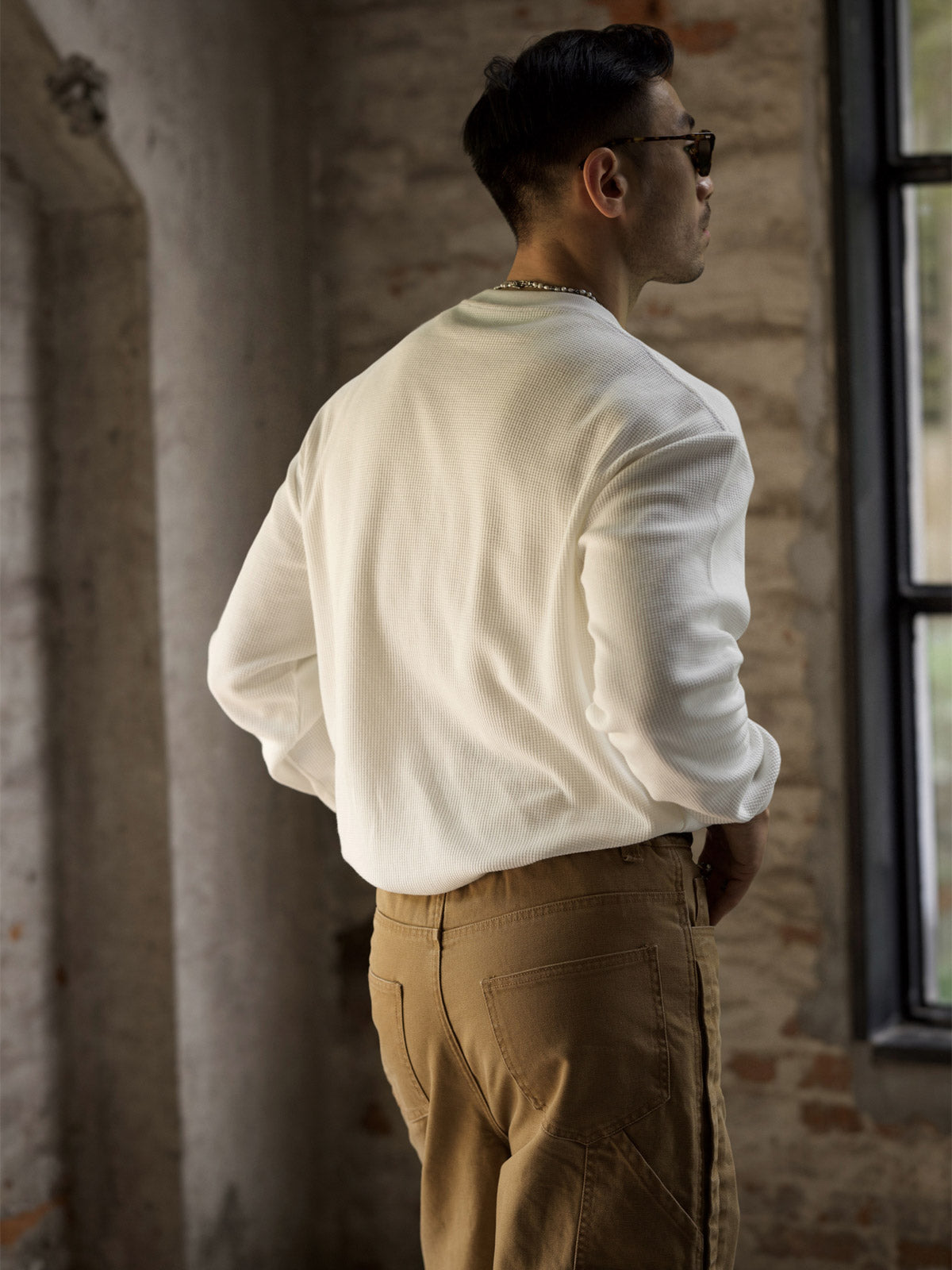 詳細画像: ワッフル生地のディテールとシルケット加工の質感を強調した特写
モデル画像: ワッフルクルーネック カジュアルTシャツを着用したモデルのカジュアルコーディネート