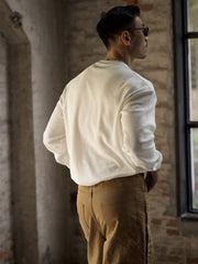 詳細画像: ワッフル生地のディテールとシルケット加工の質感を強調した特写
モデル画像: ワッフルクルーネック カジュアルTシャツを着用したモデルのカジュアルコーディネート