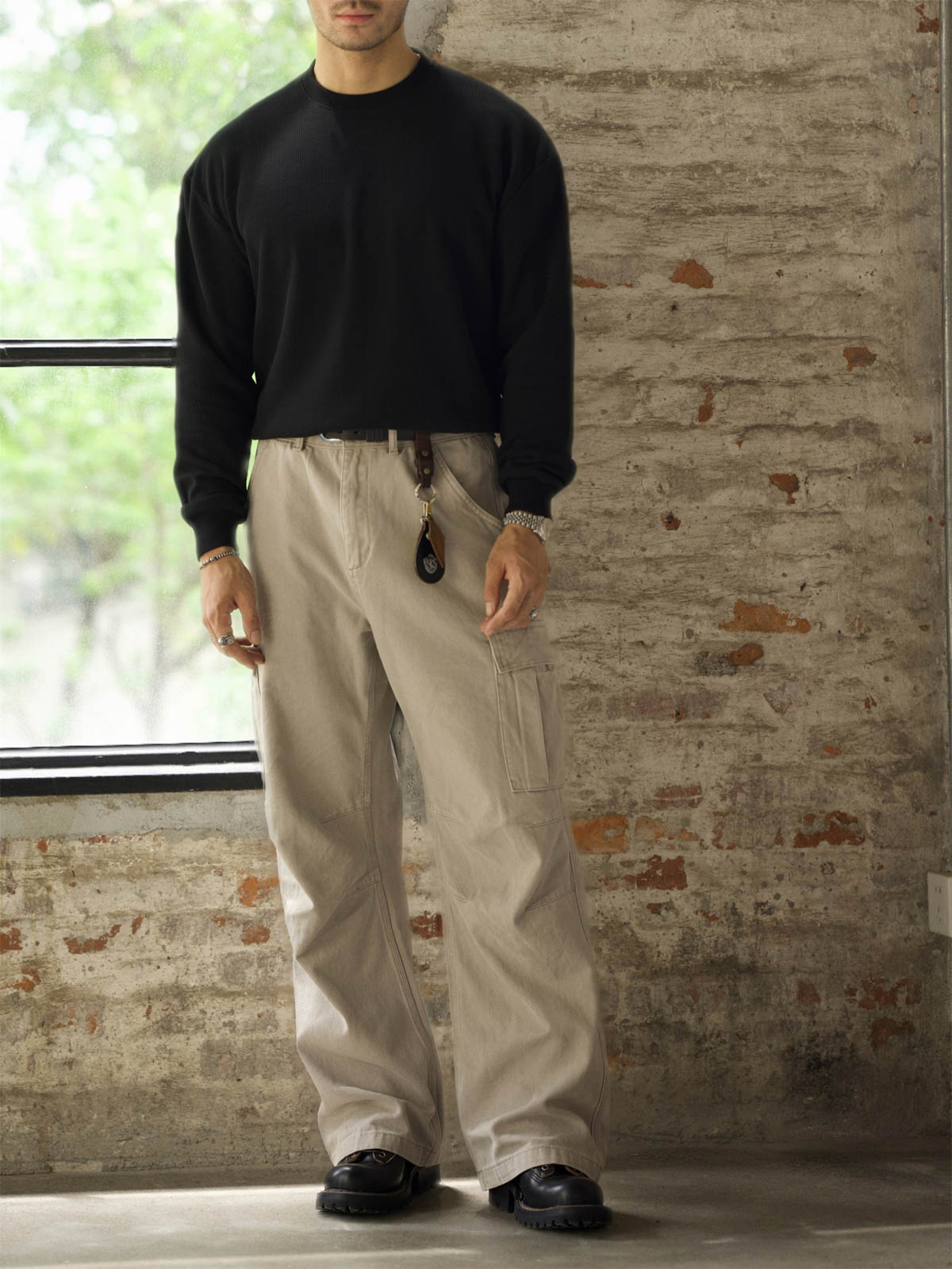 詳細画像: ワッフル生地のディテールとシルケット加工の質感を強調した特写
モデル画像: ワッフルクルーネック カジュアルTシャツを着用したモデルのカジュアルコーディネート