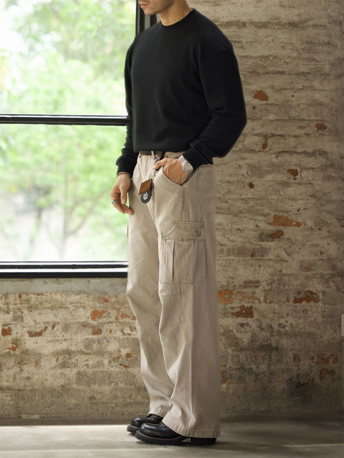 詳細画像: ワッフル生地のディテールとシルケット加工の質感を強調した特写
モデル画像: ワッフルクルーネック カジュアルTシャツを着用したモデルのカジュアルコーディネート