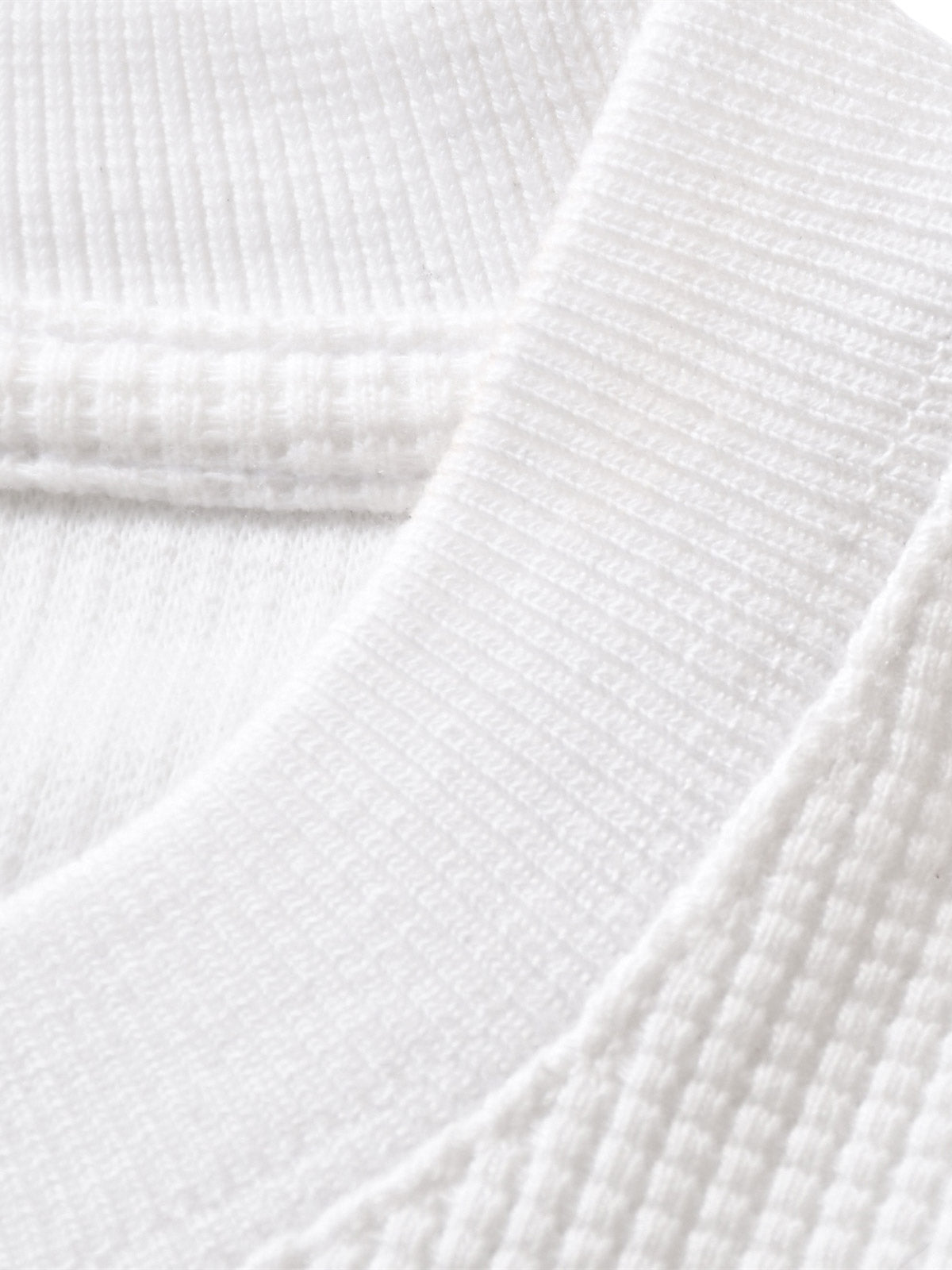製品画像: ワッフルクルーネック カジュアルTシャツの正面ビュー
詳細画像: ワッフル生地のディテールとシルケット加工の質感を強調した特写