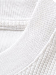 製品画像: ワッフルクルーネック カジュアルTシャツの正面ビュー
詳細画像: ワッフル生地のディテールとシルケット加工の質感を強調した特写