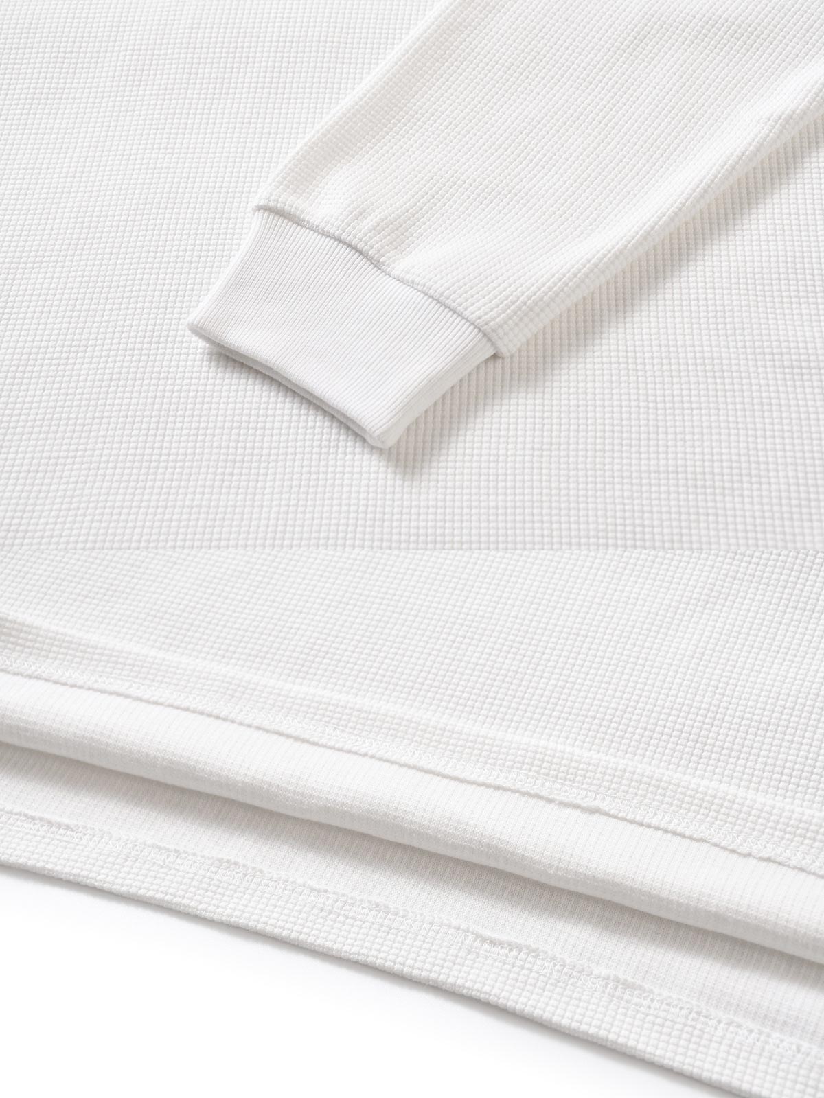 製品画像: ワッフルクルーネック カジュアルTシャツの正面ビュー
詳細画像: ワッフル生地のディテールとシルケット加工の質感を強調した特写