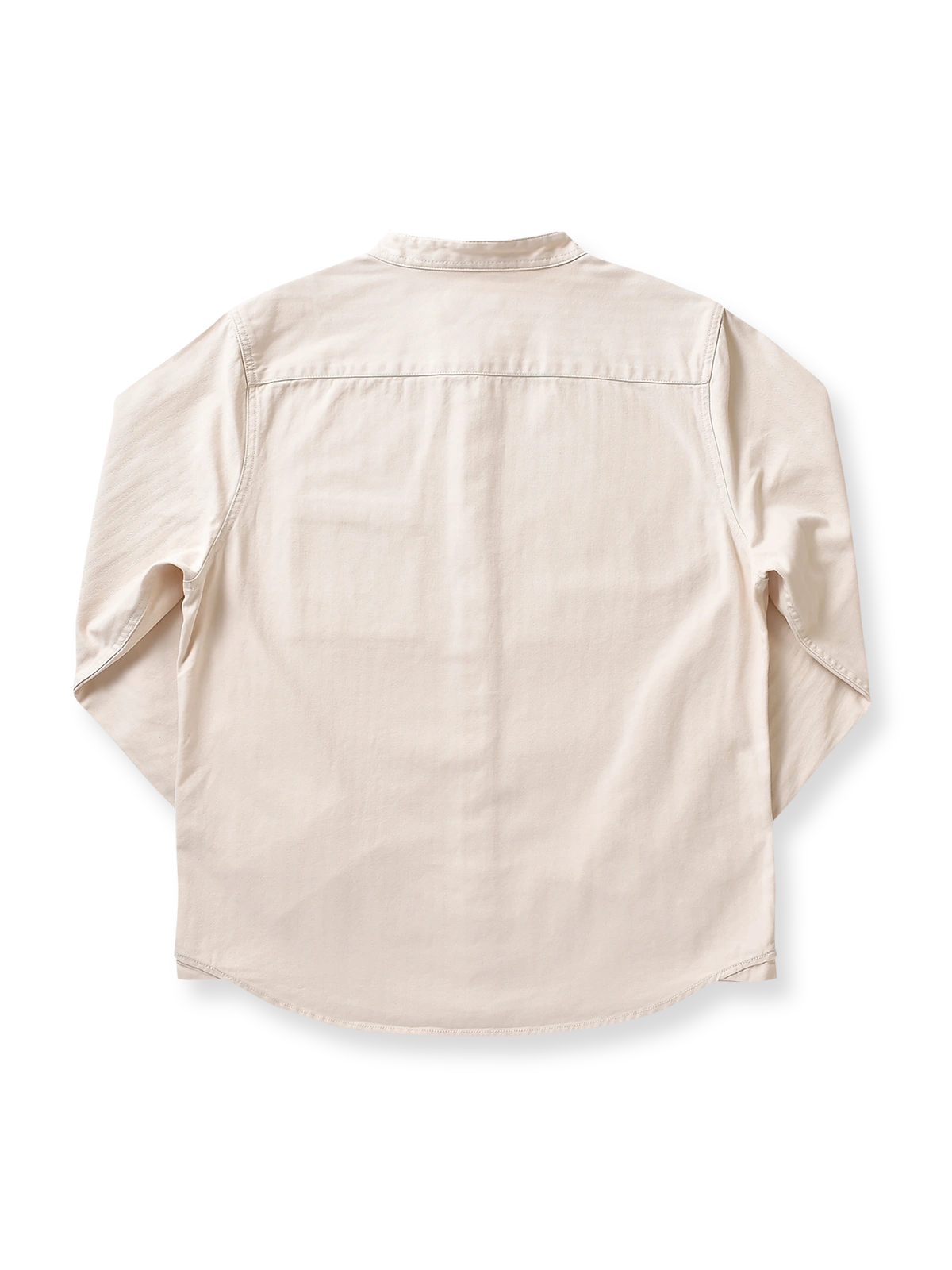 シャツの生地ディテールとメタルボタンの展示