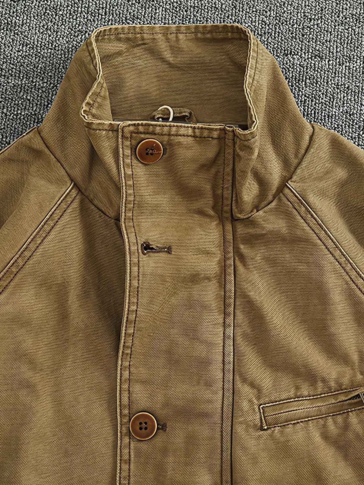 ジャケットの内側ディテールとビッグポケットデザイン