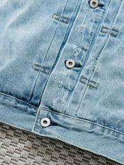 製品画像: ヴィンテージ風のダメージ加工ウォッシュドデニムジャケットの平置き画像
詳細画像: デニムジャケットのメタルボタンディテール