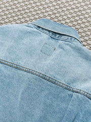 製品画像: ヴィンテージ風のダメージ加工ウォッシュドデニムジャケットの平置き画像
詳細画像: デニムジャケットのメタルボタンディテール