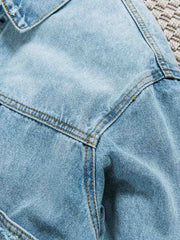 製品画像: ヴィンテージ風のダメージ加工ウォッシュドデニムジャケットの平置き画像
詳細画像: デニムジャケットのメタルボタンディテール