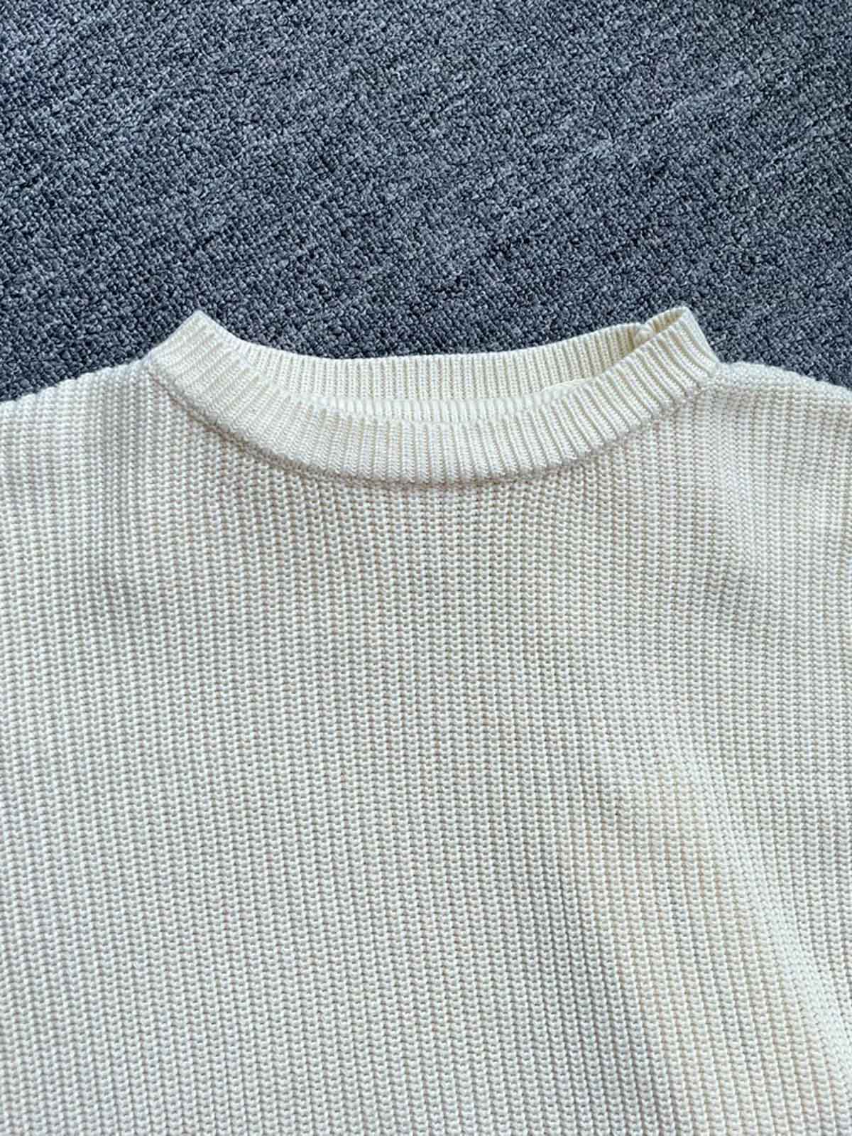 製品画像: 襟付きレイヤードニットプルオーバーの平置き画像
詳細画像: ニットプルオーバーの襟部分のディテール