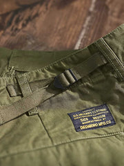 製品画像: タイガーストライプ迷彩M65カーゴパンツの平置き画像
詳細画像: カーゴパンツの多機能ポケットとタイガーストライプ迷彩のディテール画像