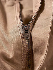 製品画像: タイガーストライプ迷彩M65カーゴパンツの平置き画像
詳細画像: カーゴパンツの多機能ポケットとタイガーストライプ迷彩のディテール画像