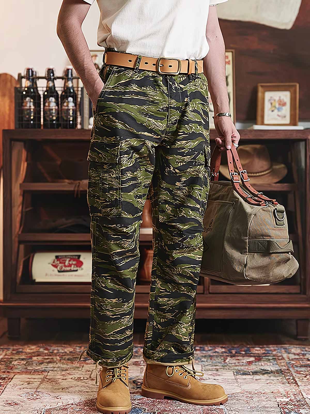 製品画像: タイガーストライプ迷彩M65カーゴパンツの平置き画像
詳細画像: カーゴパンツの多機能ポケットとタイガーストライプ迷彩のディテール画像