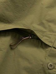 製品画像: リップストップ生地の隠しジッパーポケット付きワークシャツの平置き画像
詳細画像: ワークシャツの隠しジッパーポケットのディテール画像