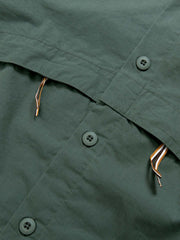 製品画像: リップストップ生地の隠しジッパーポケット付きワークシャツの平置き画像
詳細画像: ワークシャツの隠しジッパーポケットのディテール画像