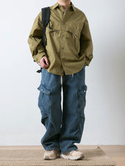 詳細画像: ワークシャツの隠しジッパーポケットのディテール画像
モデル画像: リップストップワークシャツを着用した男性モデルの全身コーディネート