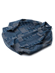 製品画像: ヴィンテージ不規則パッチワークデニム長袖シャツの平置き画像
詳細画像: デニムシャツの不規則パッチワークディテール