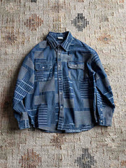 製品画像: ヴィンテージ不規則パッチワークデニム長袖シャツの平置き画像
詳細画像: デニムシャツの不規則パッチワークディテール