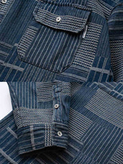 製品画像: ヴィンテージ不規則パッチワークデニム長袖シャツの平置き画像
詳細画像: デニムシャツの不規則パッチワークディテール