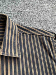 製品画像: ヴィンテージウォッシュストライプ長袖シャツの平置き画像
詳細画像: シャツの胸ポケットとストライプ柄のディテール