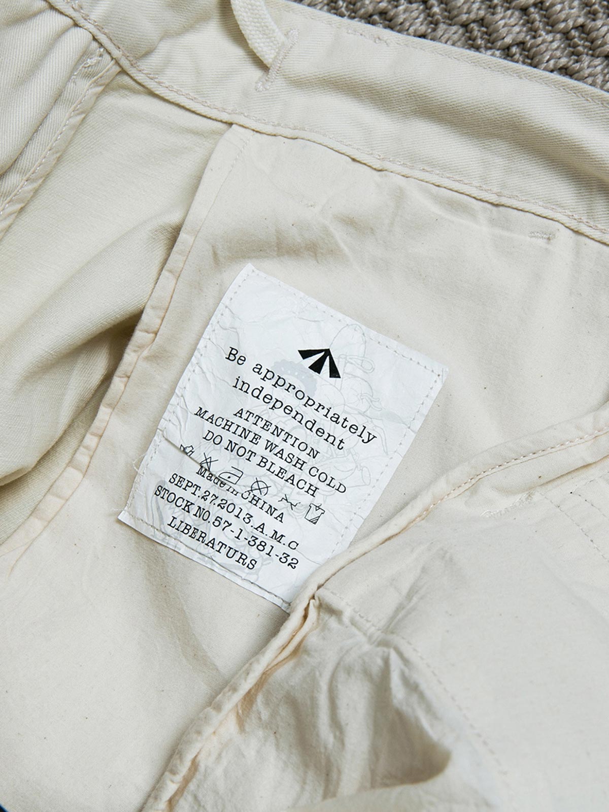 パンツのパッチデザインとウォッシュ加工のディテール画像