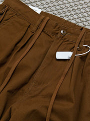 パンツのパッチデザインとウォッシュ加工のディテール画像