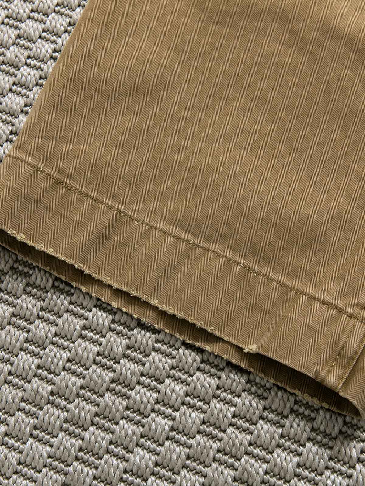 ダメージディテールとヘリンボーン素材のクローズアップ画像