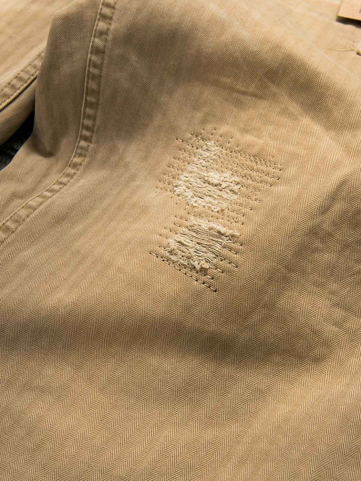 ダメージディテールとヘリンボーン素材のクローズアップ画像