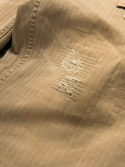 ダメージディテールとヘリンボーン素材のクローズアップ画像