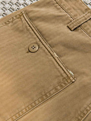 ダメージディテールとヘリンボーン素材のクローズアップ画像