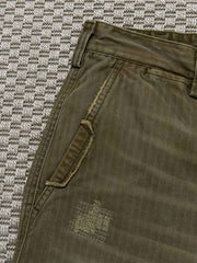 ダメージディテールとヘリンボーン素材のクローズアップ画像