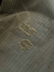 ダメージディテールとヘリンボーン素材のクローズアップ画像