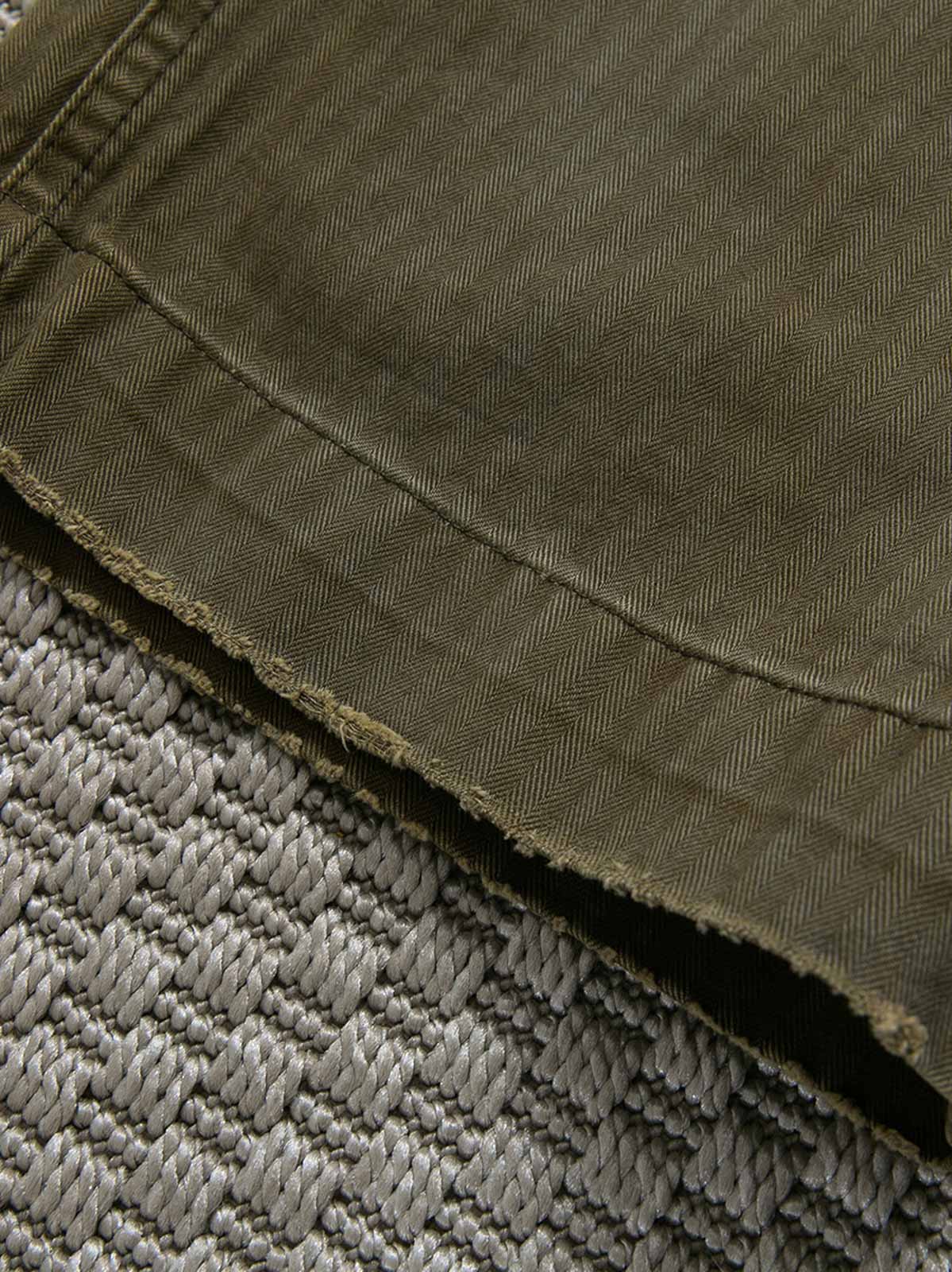 ダメージディテールとヘリンボーン素材のクローズアップ画像