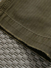 ダメージディテールとヘリンボーン素材のクローズアップ画像